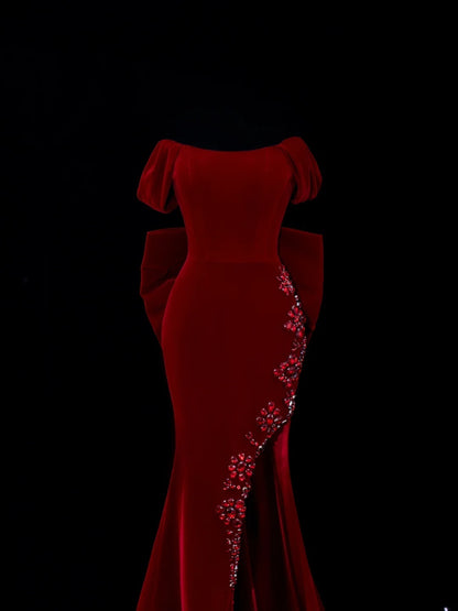Robe de bal longue sirène classique des années 1950, épaules dénudées, en velours bordeaux orné de perles et d'un nœud papillon - SA043