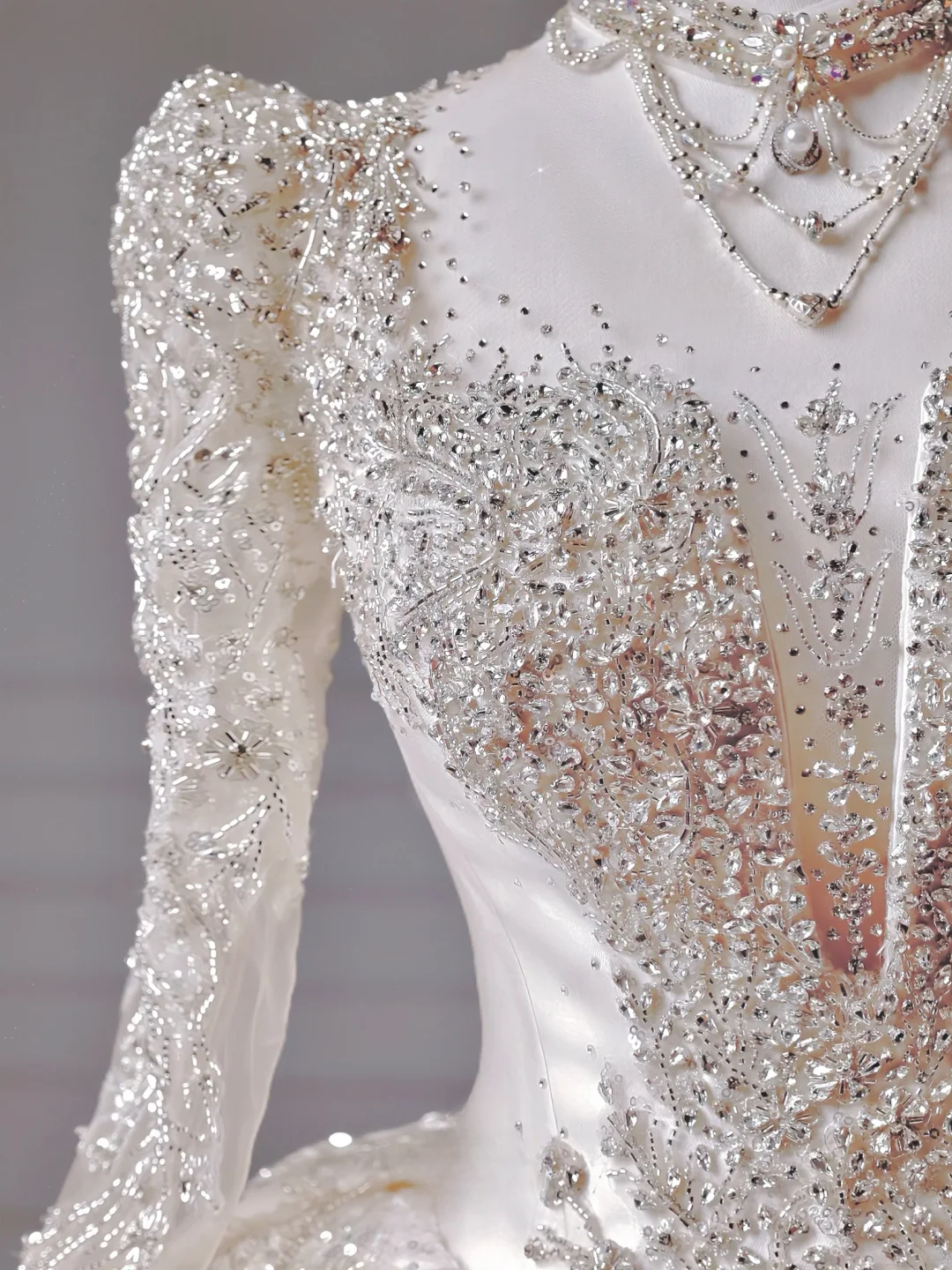 Prinzessinnen-Brautkleid, langes Ballkleid, eckiger Ausschnitt, lange Ärmel, Applikationen, perlenbesetztes Oberteil, Brautkleid AQ043