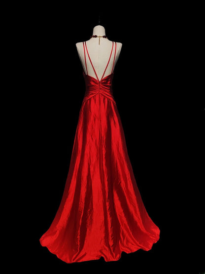 Robe de bal longue sans manches en satin rouge satiné, coupe trapèze, bretelles spaghetti, style rétro années 60, ornée de perles. Tenue idéale pour la soirée dansante de fin d'études secondaires (AS045).