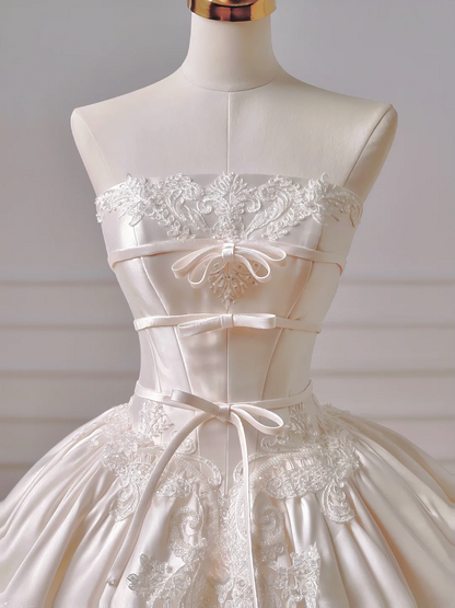Prinzessinnen-Brautkleid, langes, ärmelloses Ballkleid aus Satin mit Spitzenapplikationen und Schleppe, Modell AQ045