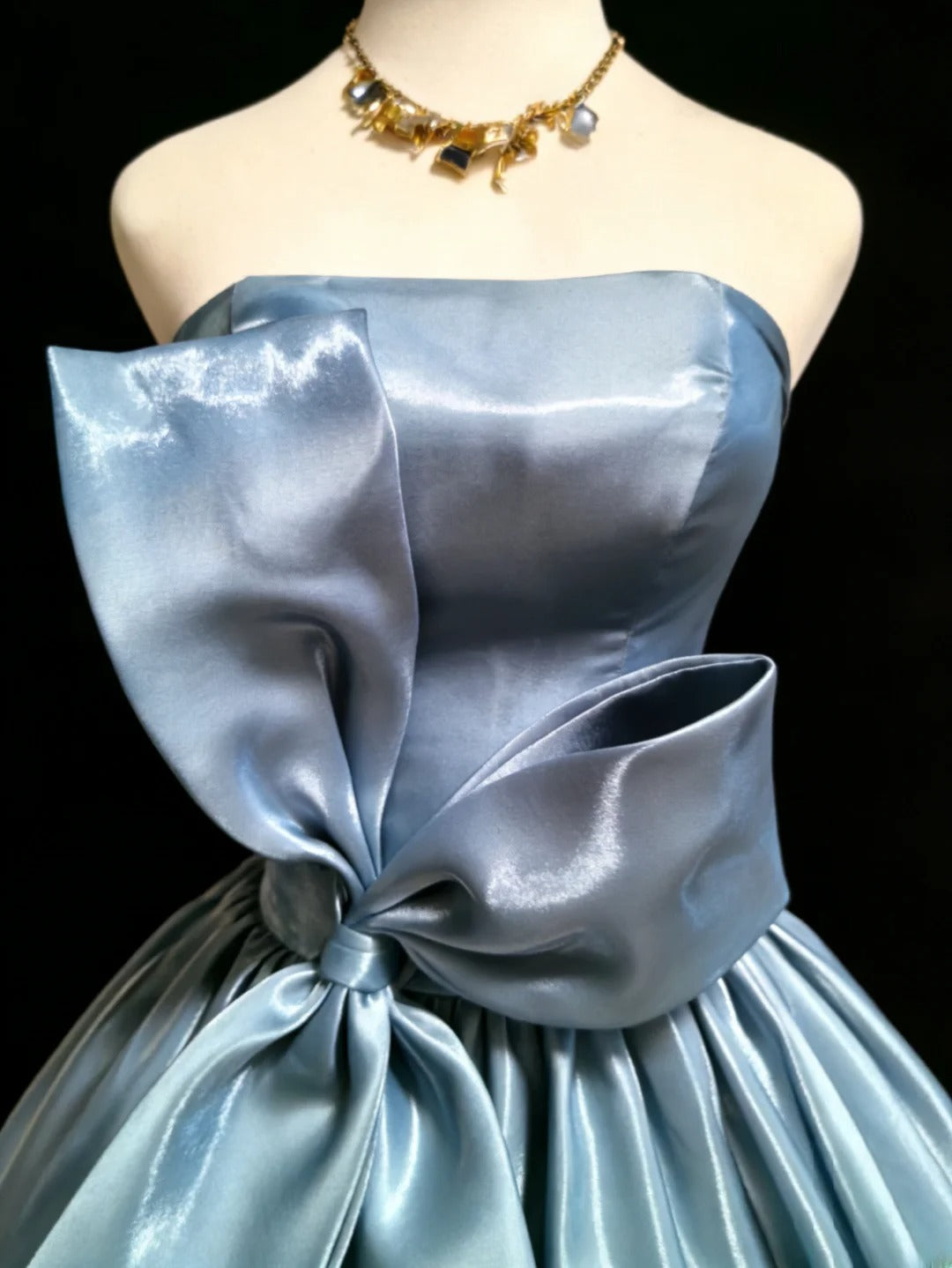 Robe de bal longue bleue sans bretelles et sans manches, ornée d'un nœud papillon, idéale pour une quinceañera ou un anniversaire de 15 ou 16 ans (AS045)