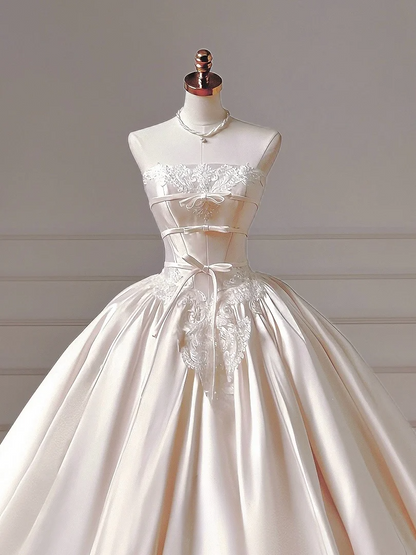 Prinzessinnen-Brautkleid, langes, ärmelloses Ballkleid aus Satin mit Spitzenapplikationen und Schleppe, Modell AQ045