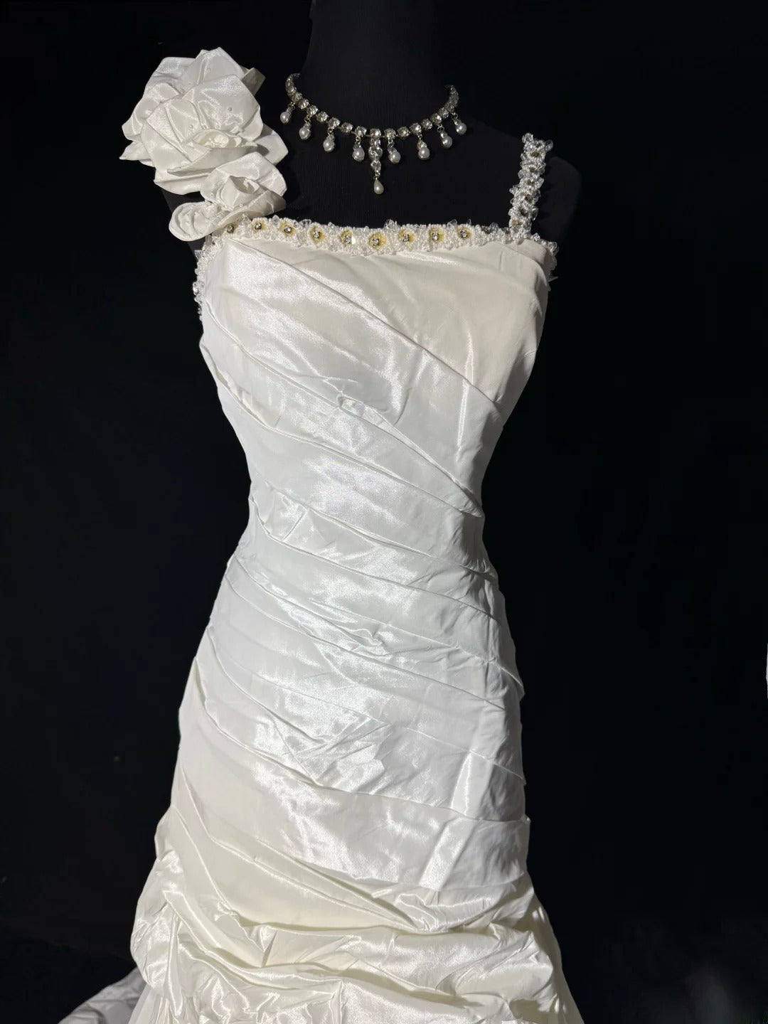 Robe de mariée sirène bohème sans manches en dentelle blanche plissée satin long vintage années 70 AS045