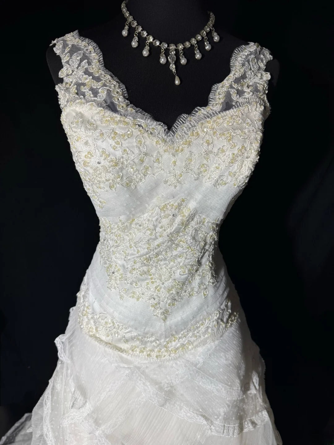 Rustikales langes Brautkleid im 70er-Jahre-Stil mit einzigartigem Ballkleid, V-Ausschnitt und Bohème-Charme, mit Spitze, figurbetont, auch in kleinen und großen Größen erhältlich (AS046).