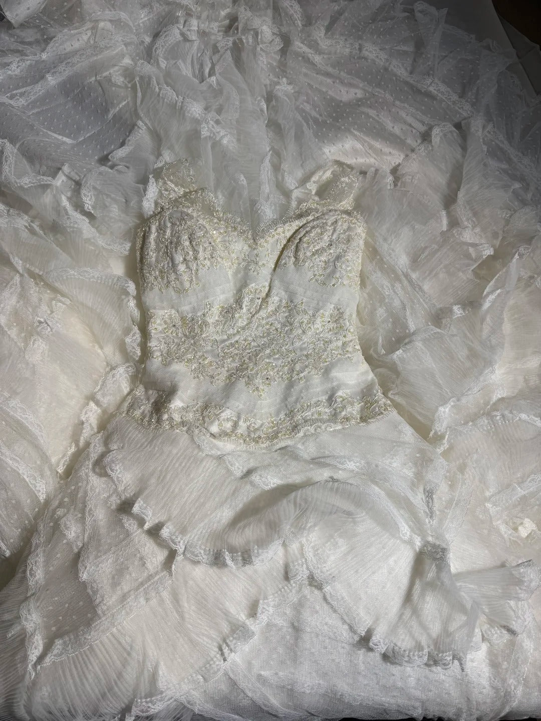 Rustikales langes Brautkleid im 70er-Jahre-Stil mit einzigartigem Ballkleid, V-Ausschnitt und Bohème-Charme, mit Spitze, figurbetont, auch in kleinen und großen Größen erhältlich (AS046).