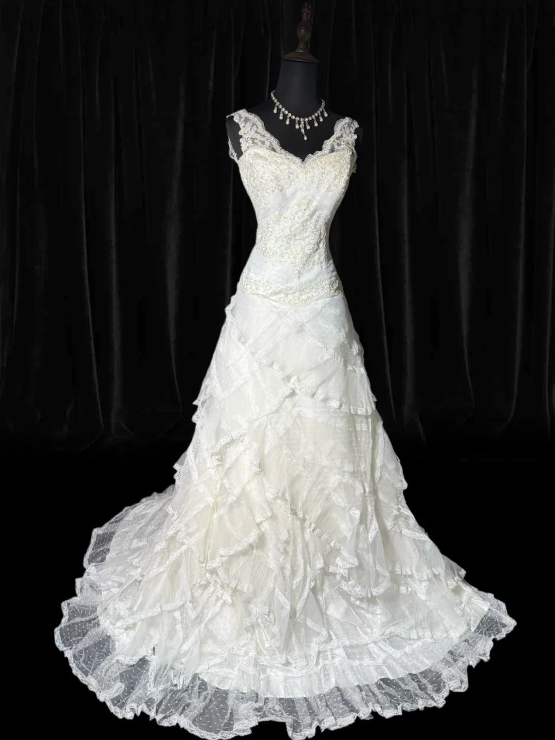 Rustikales langes Brautkleid im 70er-Jahre-Stil mit einzigartigem Ballkleid, V-Ausschnitt und Bohème-Charme, mit Spitze, figurbetont, auch in kleinen und großen Größen erhältlich (AS046).