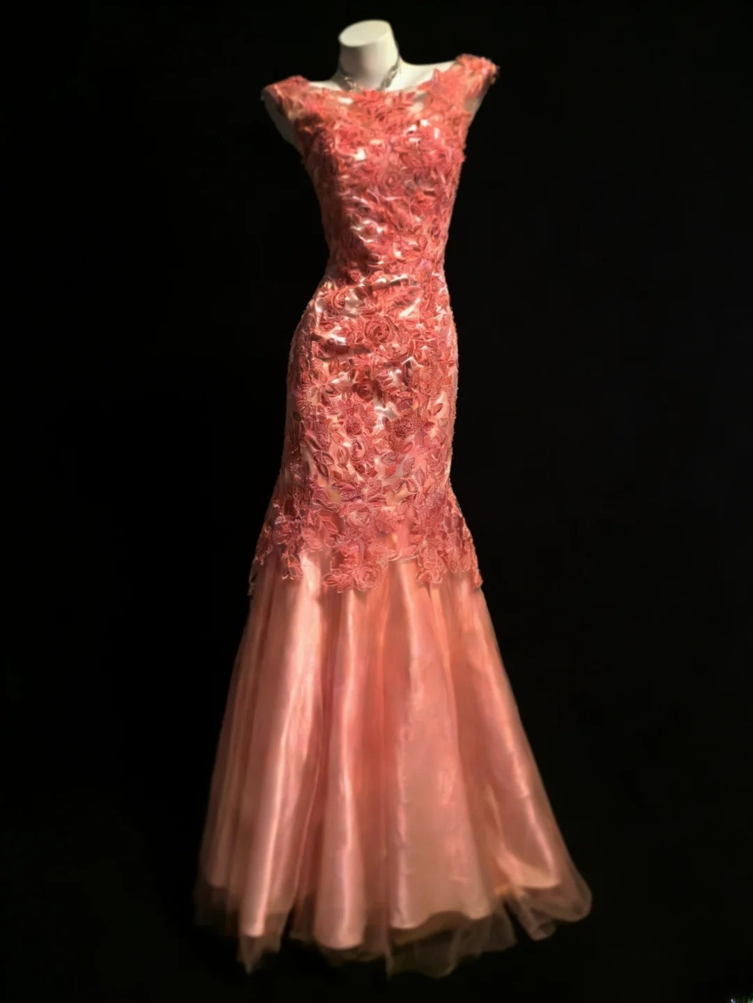 Robe de bal longue sirène sexy sans manches en tulle corail à col bateau, idéale pour les jeunes filles en terminale ou pour un 21e anniversaire (AS046)