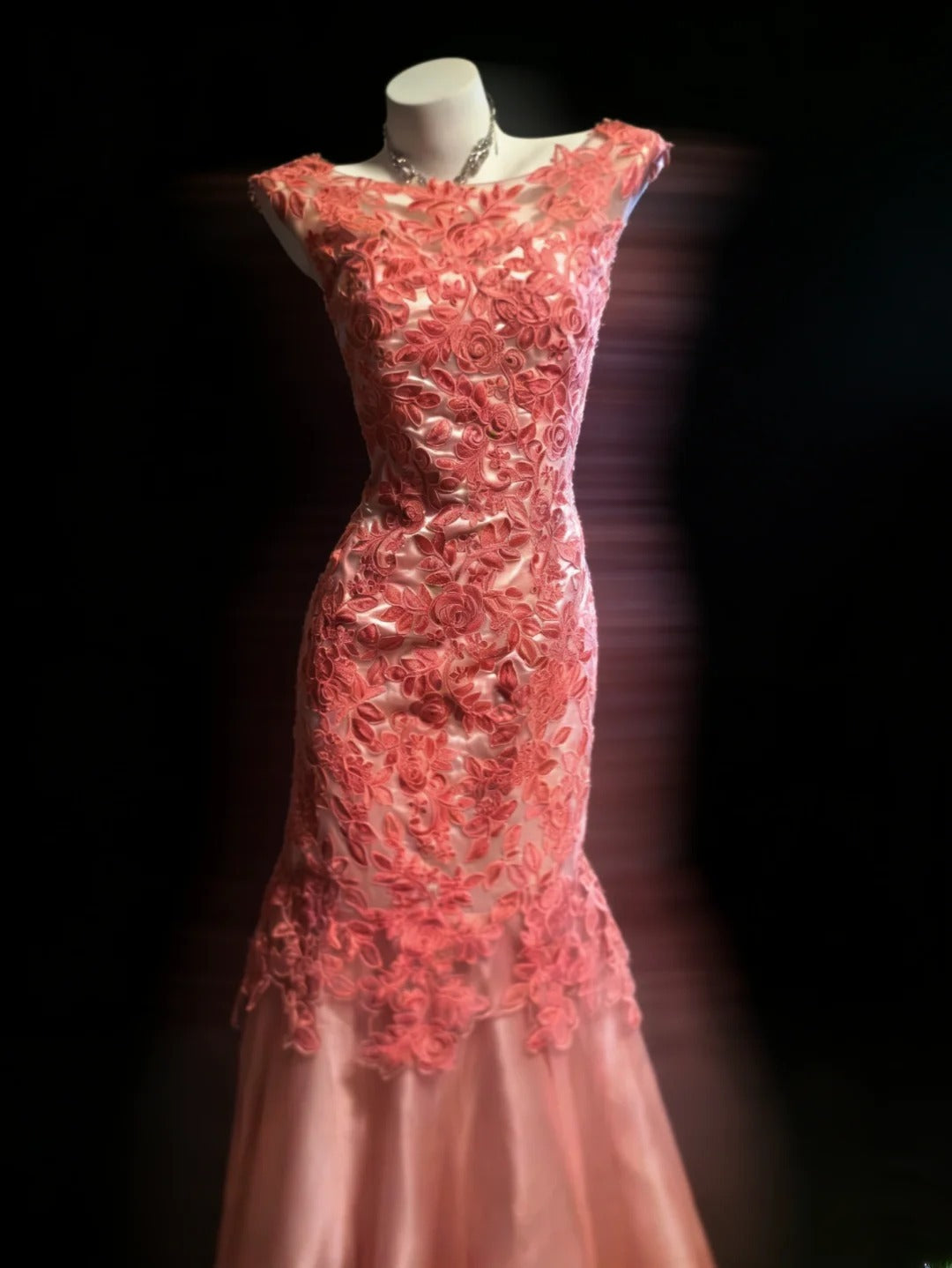 Robe de bal longue sirène sexy sans manches en tulle corail à col bateau, idéale pour les jeunes filles en terminale ou pour un 21e anniversaire (AS046)