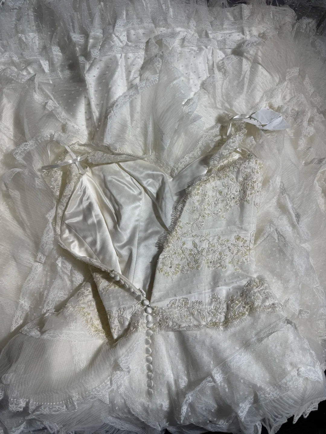 Rustikales langes Brautkleid im 70er-Jahre-Stil mit einzigartigem Ballkleid, V-Ausschnitt und Bohème-Charme, mit Spitze, figurbetont, auch in kleinen und großen Größen erhältlich (AS046).