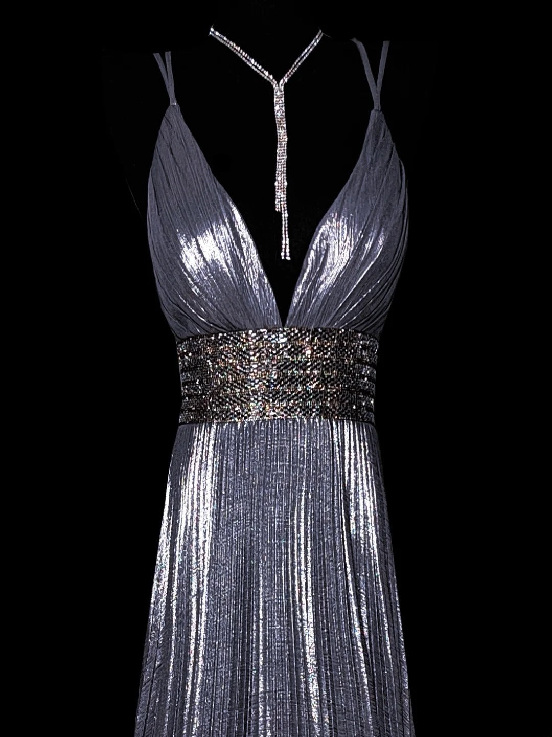 Robe de soirée longue grise plissée à fines bretelles et coupe trapèze, inspirée par le bal de fin d'année AS047