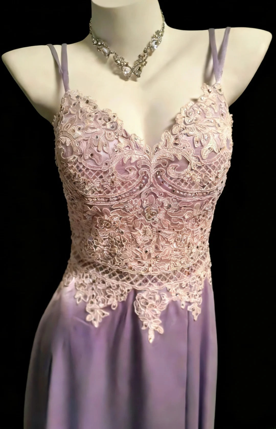 Robe de bal longue en satin lilas à fines bretelles et dentelle, coupe trapèze, idéale pour les femmes (AS047).