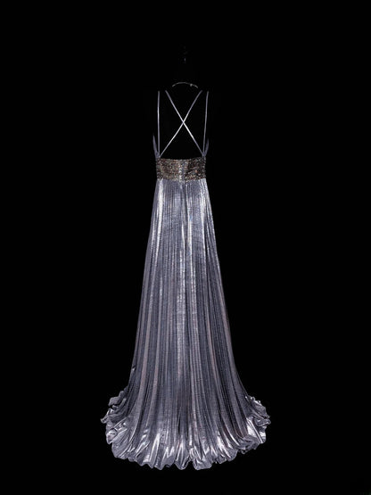 Robe de soirée longue grise plissée à fines bretelles et coupe trapèze, inspirée par le bal de fin d'année AS047