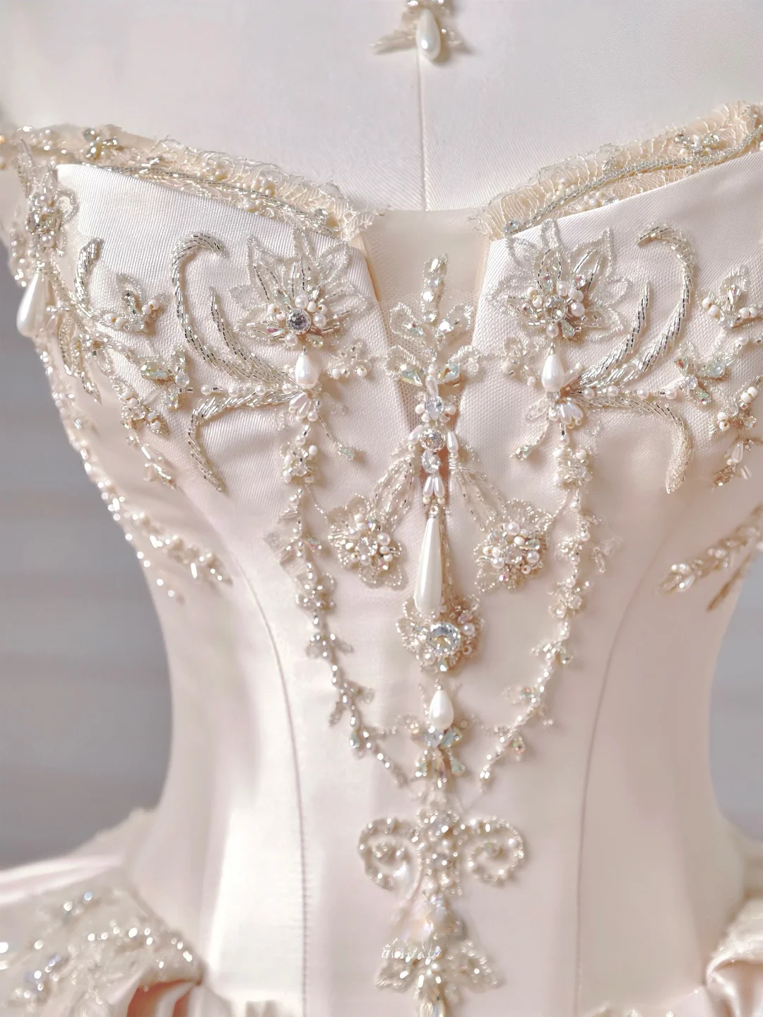 Prinzessinnen-Brautkleid, langes Ballkleid, ärmellos, hellrosa Satin, mit Perlen und Schleppe, AQ047