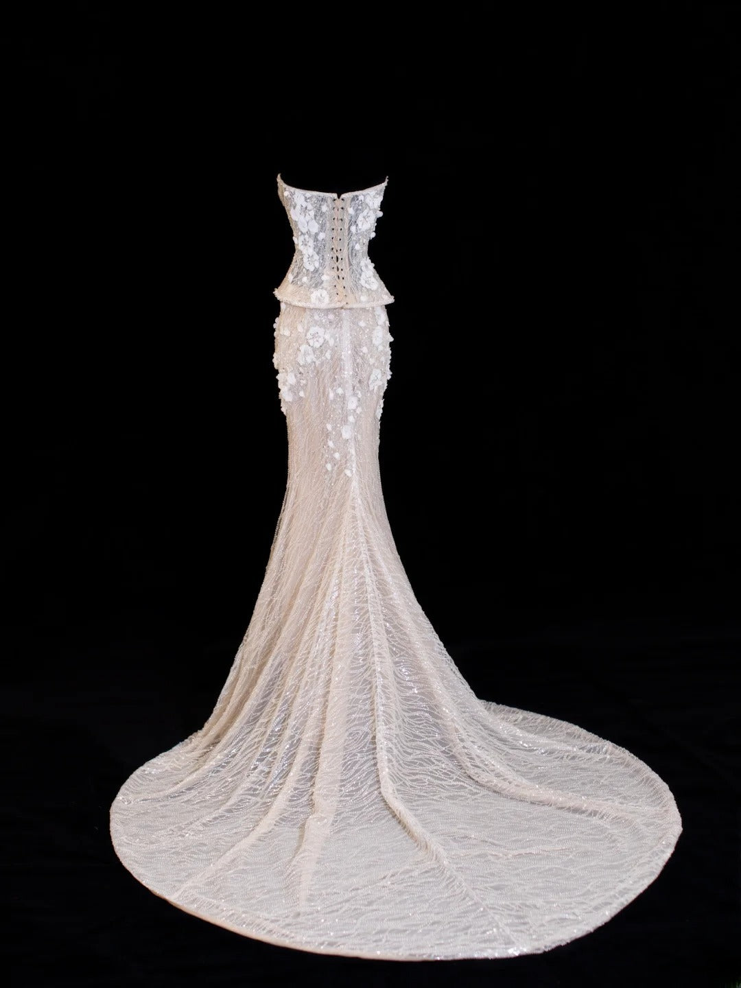 Romantisches Brautkleid im Meerjungfrauenstil mit Herzausschnitt, Spitze und Pailletten, weiß, auch in kleinen/großen Größen erhältlich, SA047