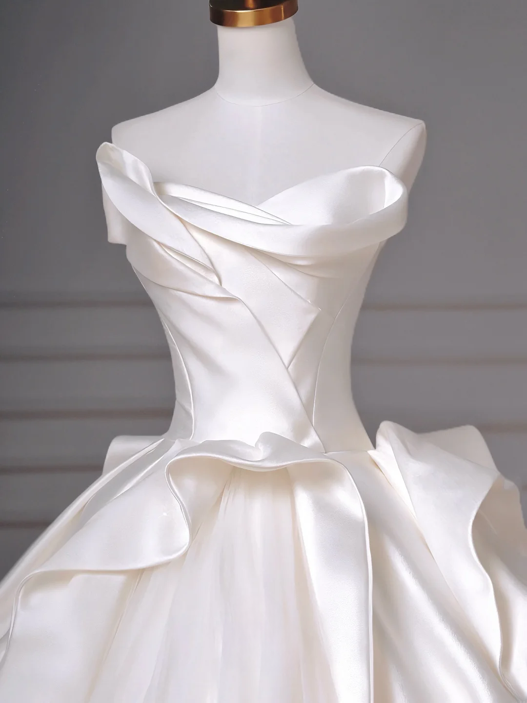 Robe de mariée intemporelle, robe de bal bustier en satin et tulle plissé, style robe de mariée longue cintrée avec corset plissé AQ048