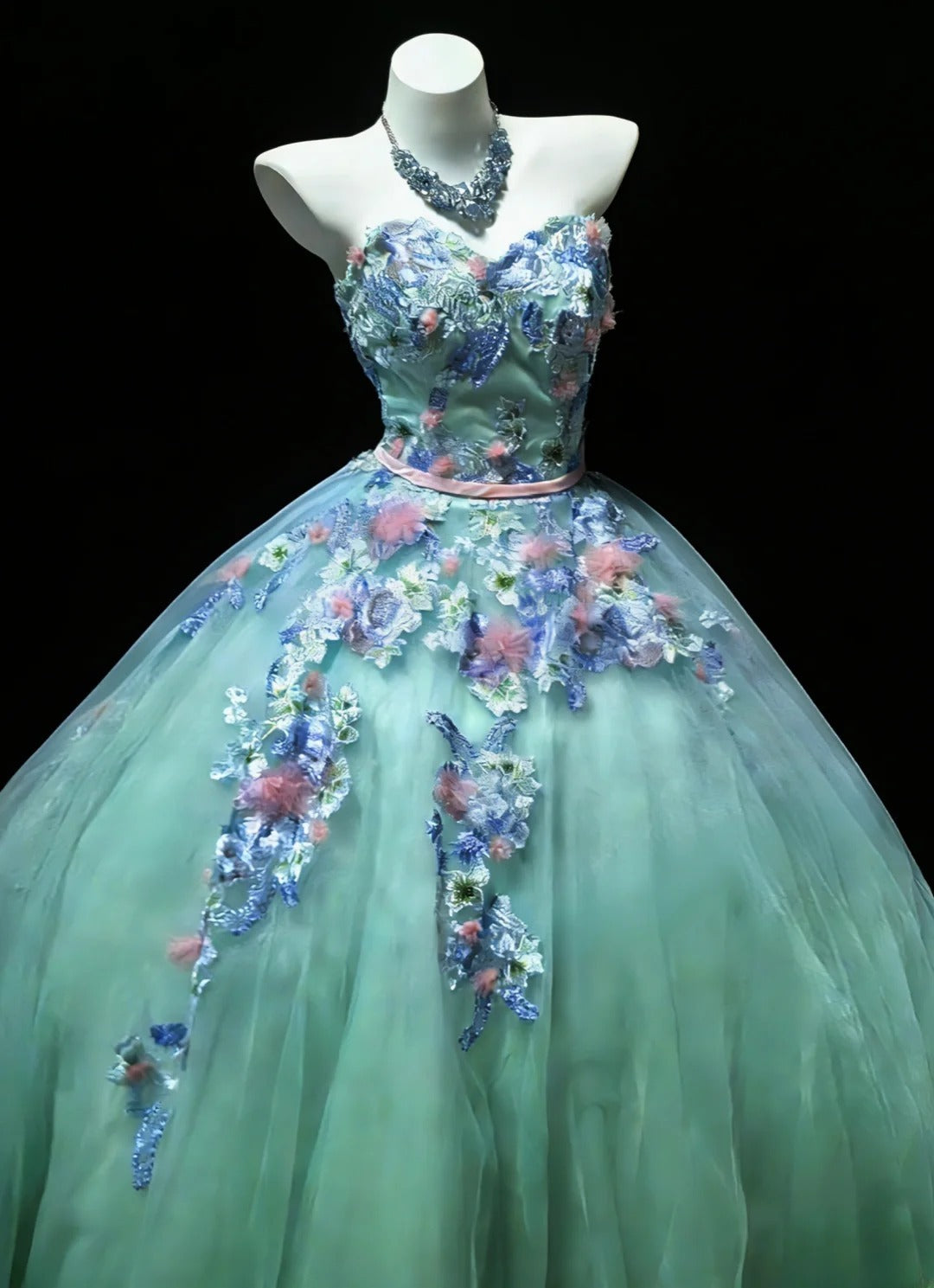 Robe de bal bleue sans manches à décolleté cœur et tulle appliqué, longue, idéale pour une quinceañera ou un anniversaire de 15 ou 16 ans (AS048).