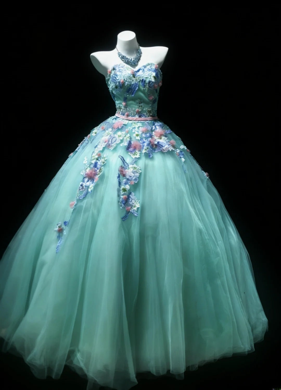 Robe de bal bleue sans manches à décolleté cœur et tulle appliqué, longue, idéale pour une quinceañera ou un anniversaire de 15 ou 16 ans (AS048).