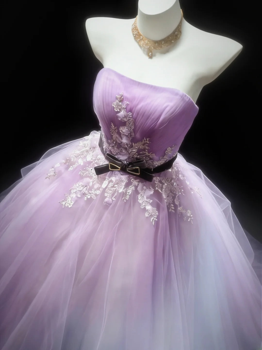 Robe de bal lilas sans bretelles, bustier et sans manches, ornée d'appliqués en tulle, longue, idéale pour une quinceañera, un anniversaire de 15 ou 16 ans (AS049).
