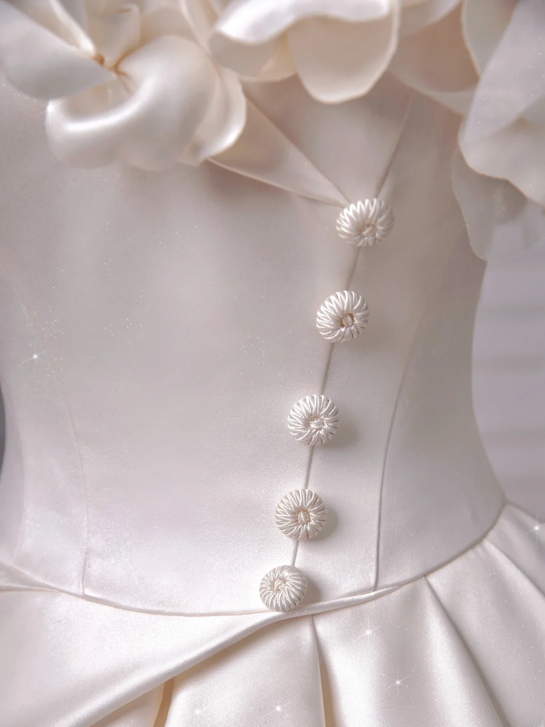 Zeitloses Brautkleid: Ballkleid mit schulterfreiem Satin-Ausschnitt und Rüschen, figurbetontes, langes Brautkleid mit plissiertem Korsett (AQ050)