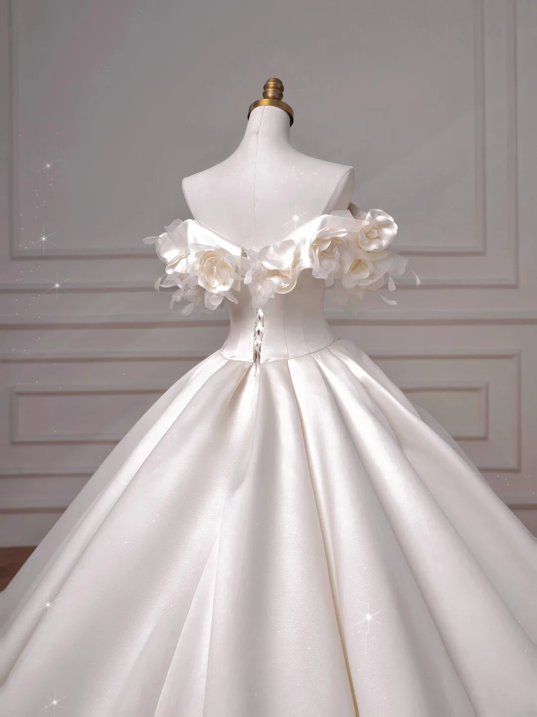 Zeitloses Brautkleid: Ballkleid mit schulterfreiem Satin-Ausschnitt und Rüschen, figurbetontes, langes Brautkleid mit plissiertem Korsett (AQ050)