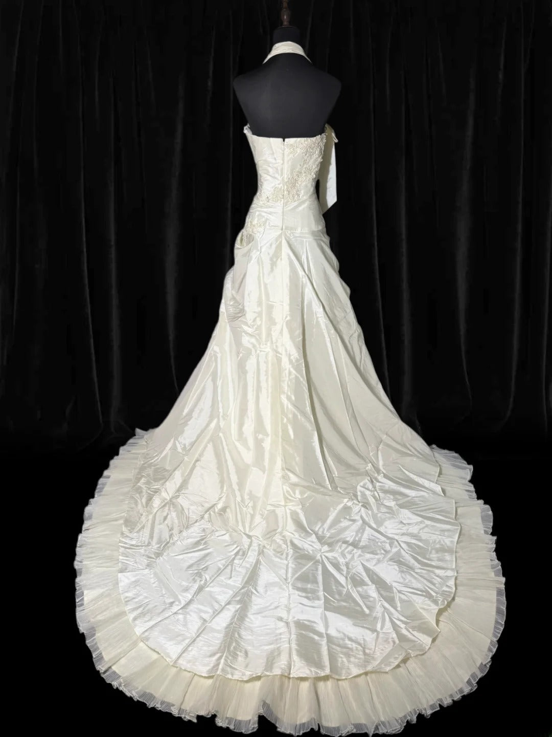 Zeitlose lange Brautkleider im Stil der 70er Jahre: Elegante Neckholderkleider im Meerjungfrauen- und Boho-Stil mit Spitze, figurbetont und perlenbesetzt – auch in kleinen und großen Größen erhältlich (AS050).