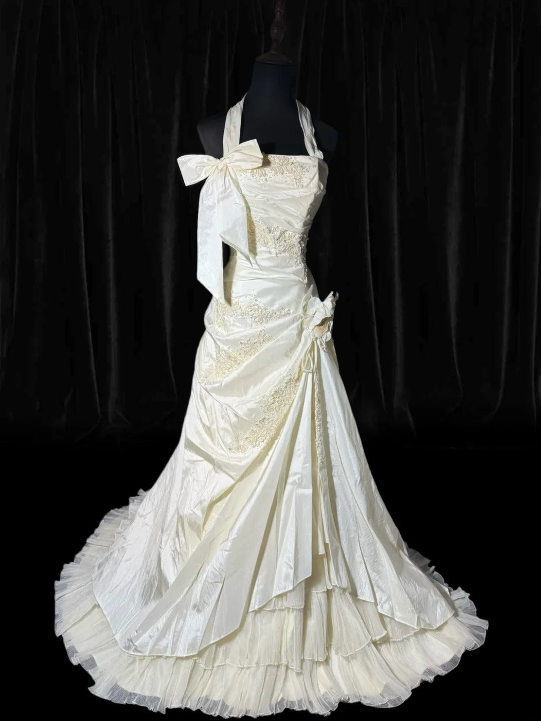 Zeitlose lange Brautkleider im Stil der 70er Jahre: Elegante Neckholderkleider im Meerjungfrauen- und Boho-Stil mit Spitze, figurbetont und perlenbesetzt – auch in kleinen und großen Größen erhältlich (AS050).