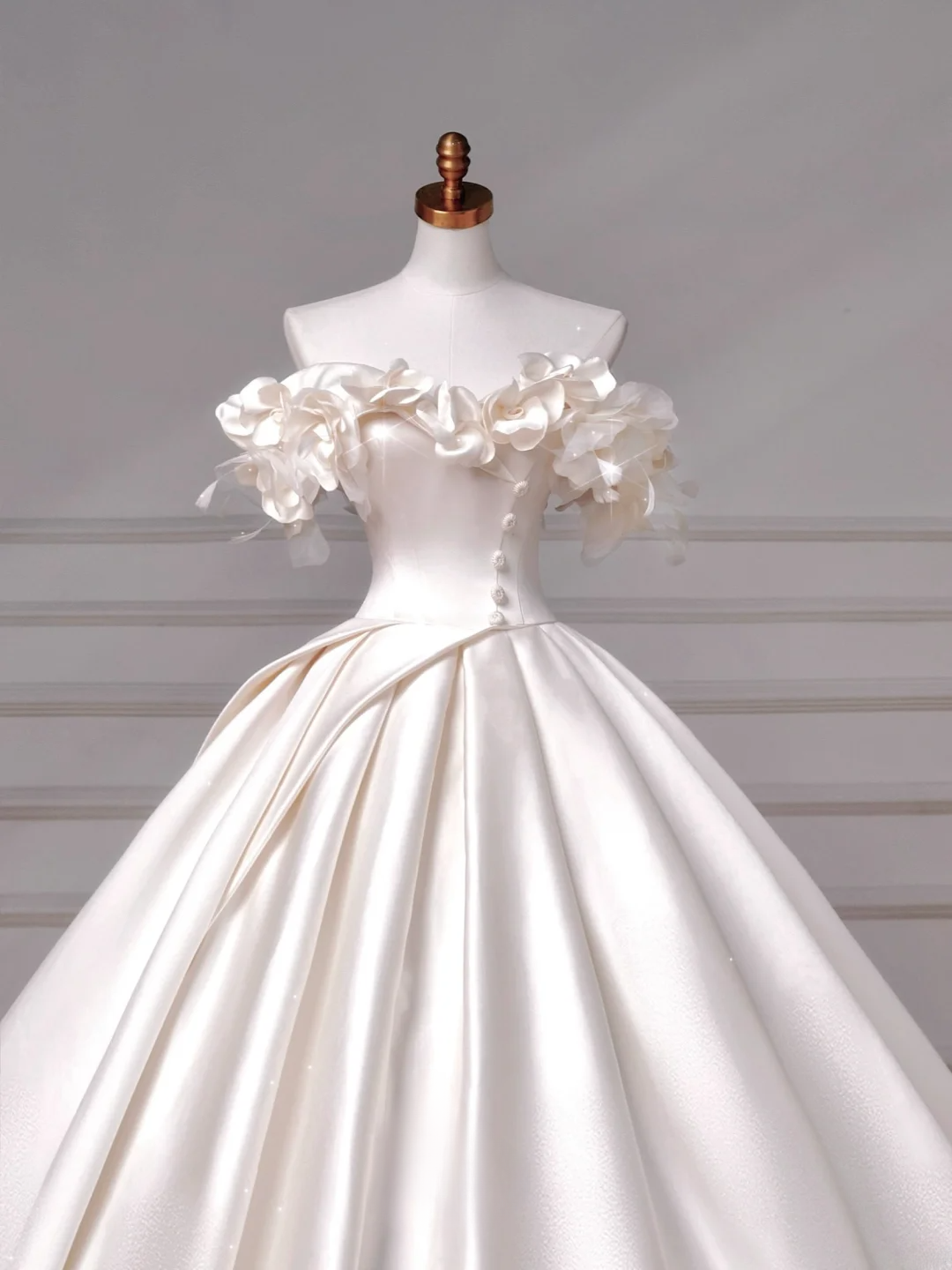Zeitloses Brautkleid: Ballkleid mit schulterfreiem Satin-Ausschnitt und Rüschen, figurbetontes, langes Brautkleid mit plissiertem Korsett (AQ050)