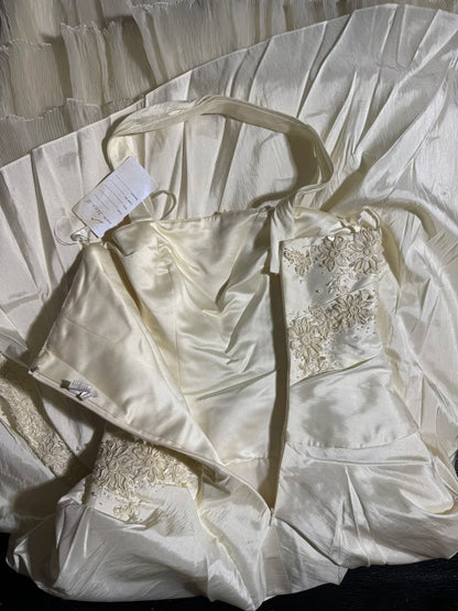 Zeitlose lange Brautkleider im Stil der 70er Jahre: Elegante Neckholderkleider im Meerjungfrauen- und Boho-Stil mit Spitze, figurbetont und perlenbesetzt – auch in kleinen und großen Größen erhältlich (AS050).