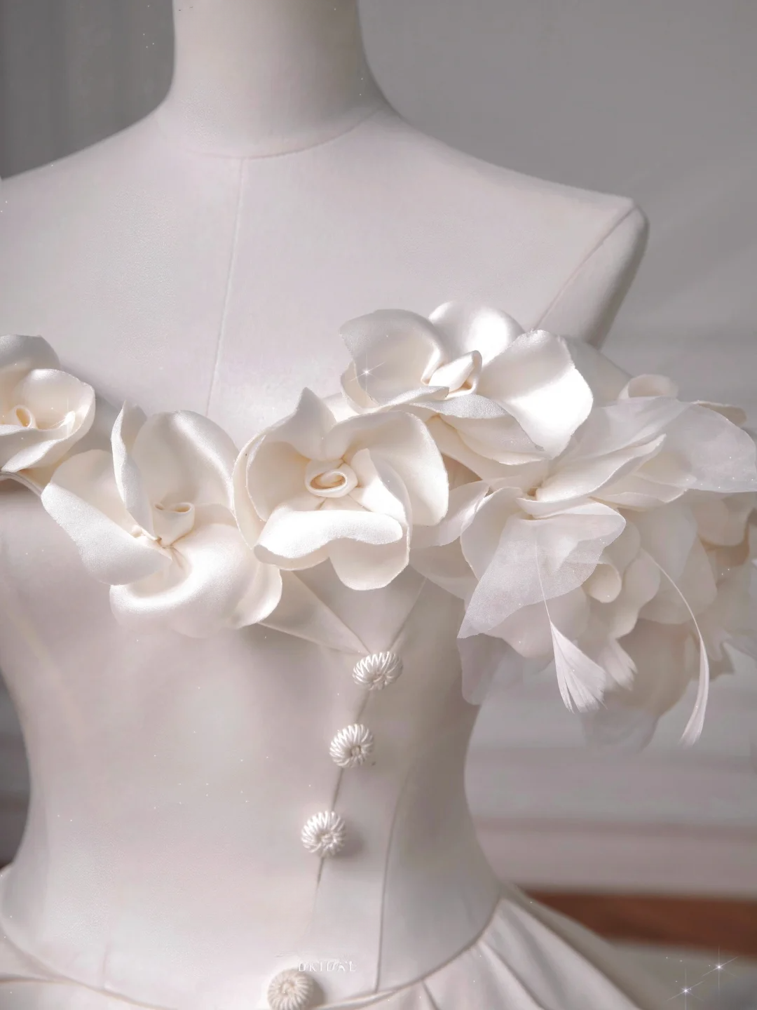 Zeitloses Brautkleid: Ballkleid mit schulterfreiem Satin-Ausschnitt und Rüschen, figurbetontes, langes Brautkleid mit plissiertem Korsett (AQ050)