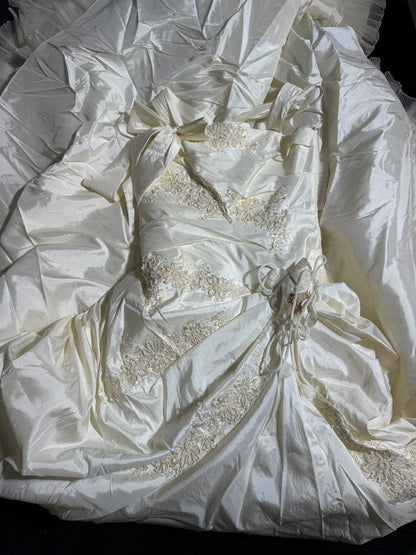 Zeitlose lange Brautkleider im Stil der 70er Jahre: Elegante Neckholderkleider im Meerjungfrauen- und Boho-Stil mit Spitze, figurbetont und perlenbesetzt – auch in kleinen und großen Größen erhältlich (AS050).