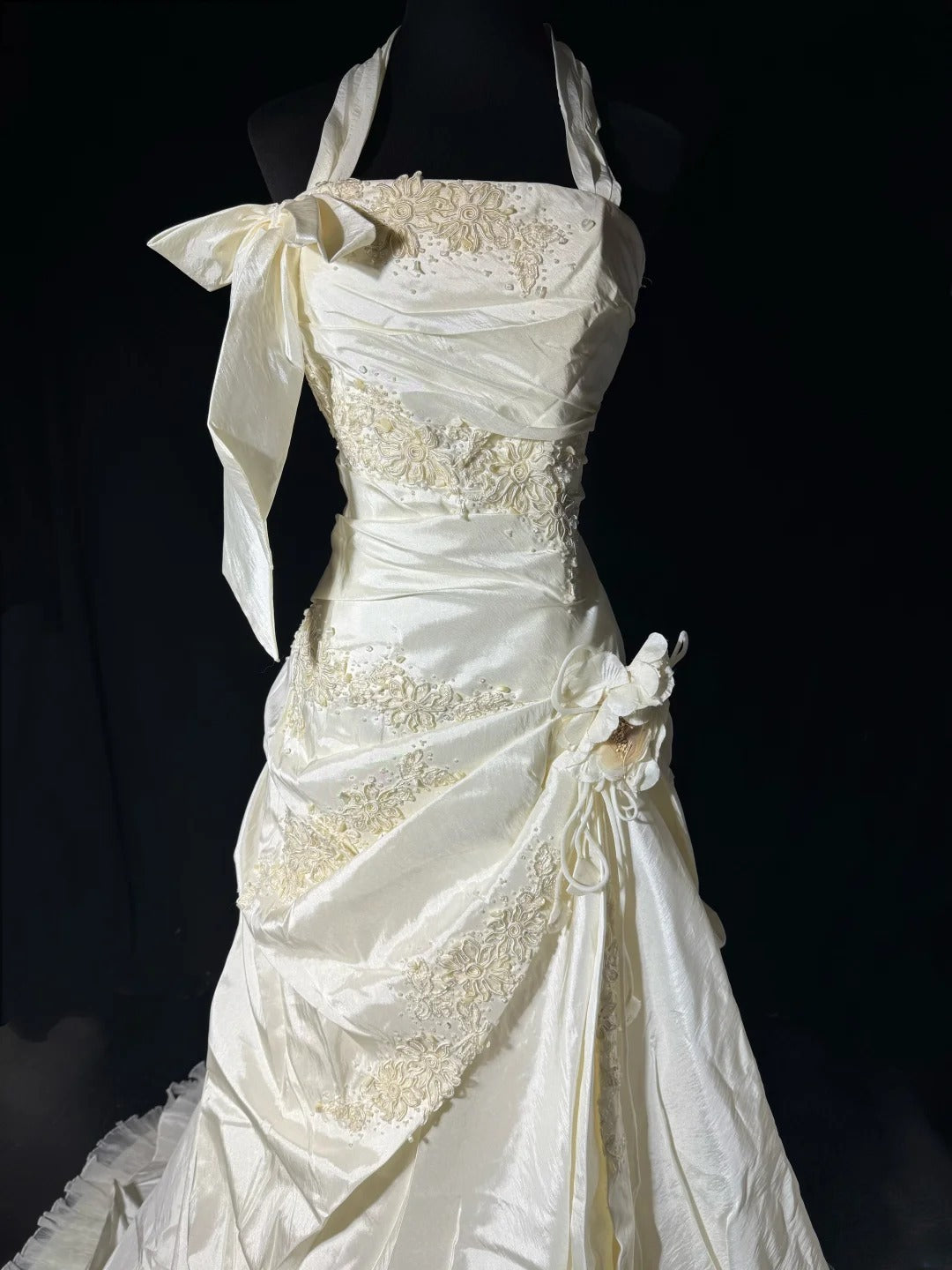 Zeitlose lange Brautkleider im Stil der 70er Jahre: Elegante Neckholderkleider im Meerjungfrauen- und Boho-Stil mit Spitze, figurbetont und perlenbesetzt – auch in kleinen und großen Größen erhältlich (AS050).