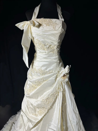 Zeitlose lange Brautkleider im Stil der 70er Jahre: Elegante Neckholderkleider im Meerjungfrauen- und Boho-Stil mit Spitze, figurbetont und perlenbesetzt – auch in kleinen und großen Größen erhältlich (AS050).