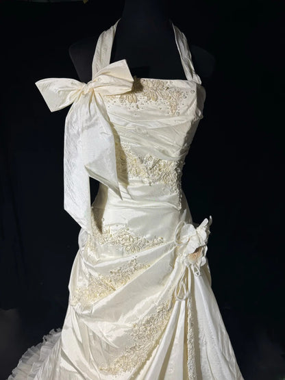 Zeitlose lange Brautkleider im Stil der 70er Jahre: Elegante Neckholderkleider im Meerjungfrauen- und Boho-Stil mit Spitze, figurbetont und perlenbesetzt – auch in kleinen und großen Größen erhältlich (AS050).