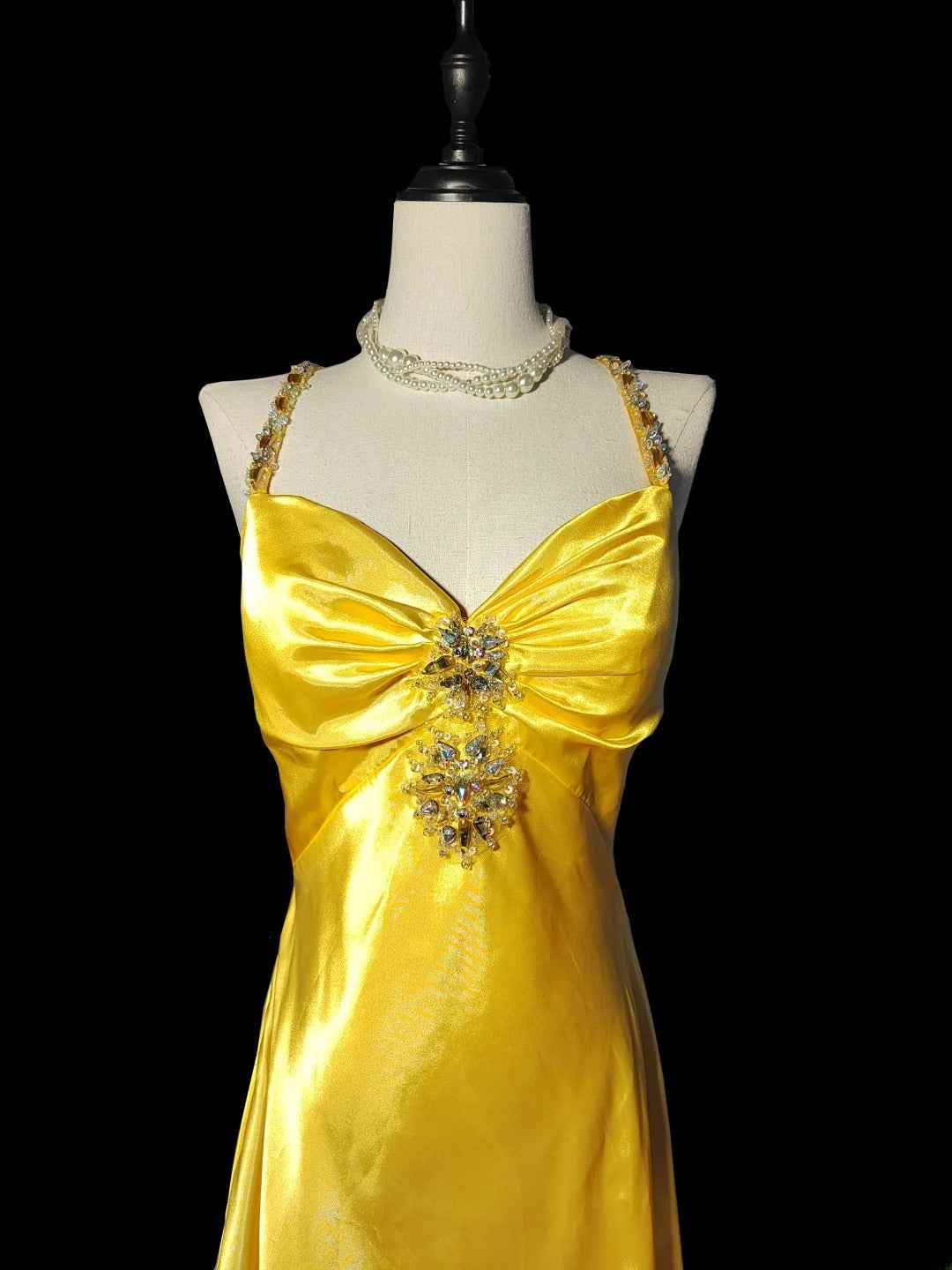 Klassisches Meerjungfrauen-Abendkleid mit Spaghettiträgern, gelbem Rückenausschnitt, ärmellos, aus Satin, für Abschlussball, High School, Abiturball, Abendgarderobe AS052