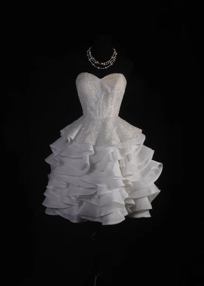 Niedliches Ballkleid mit Herzausschnitt, weiß, Satin mit Spitze, kurzes Kleid zum 18. Geburtstag, Homecoming-Kleid, Cocktailkleid AS052