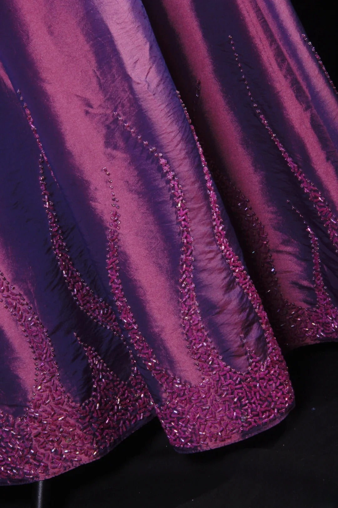 Vintage Meerjungfrauen-Abendkleid aus traubenfarbenem Taft mit Perlen im eleganten 50er-Jahre-Retro-Stil, perfekt für Geburtstage, Abendessen oder Abschlussbälle (AS053)