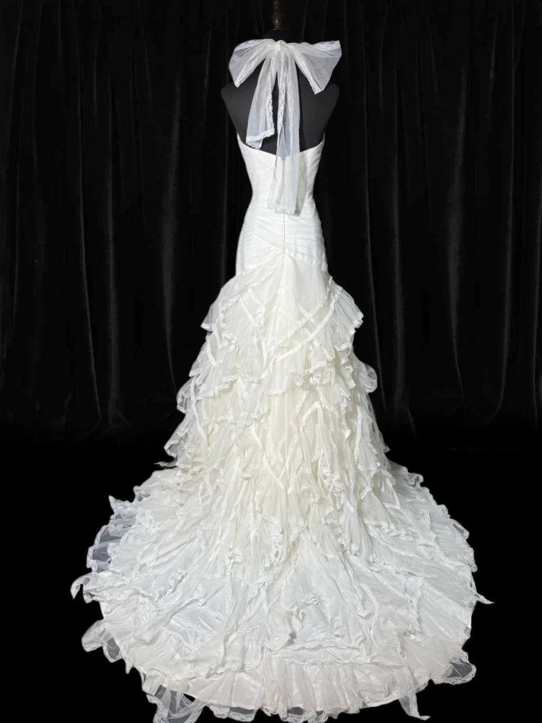 Zeitlose lange Brautkleider im Stil der 70er Jahre: Elegante Neckholderkleider im Meerjungfrauen- und Boho-Stil für die Braut mit figurbetontem, plissiertem Stufenkleid AS053