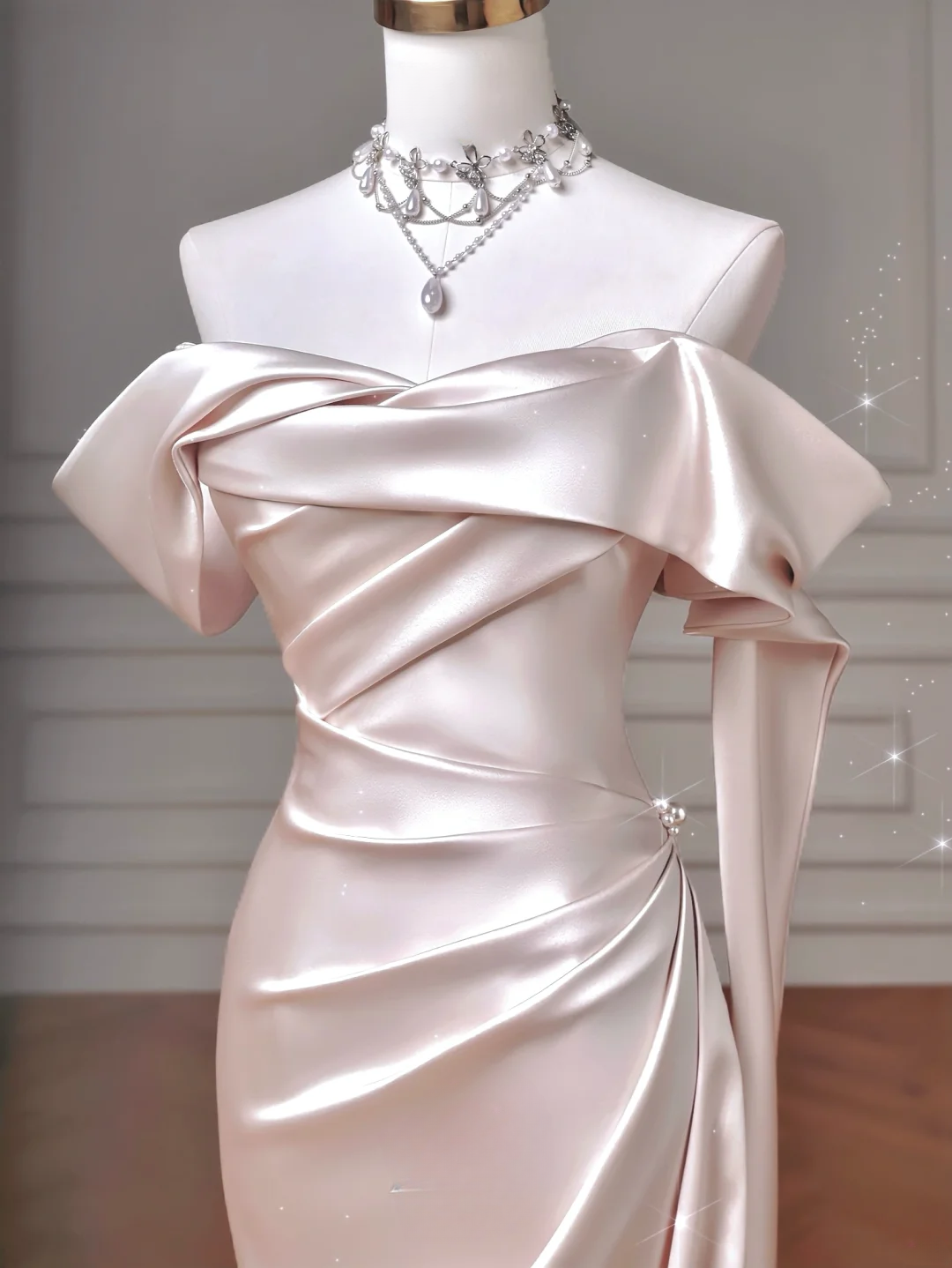 Zeitloses Brautkleid im Meerjungfrauenstil, schulterfrei, hellrosa, plissiert, aus Satin, mit Korsett, figurbetont, AQ055