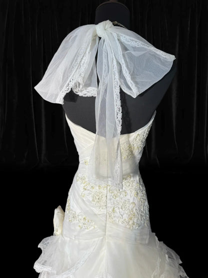 Zeitlose lange Brautkleider im Stil der 70er Jahre: Elegante Neckholderkleider im Meerjungfrauen- und Boho-Stil für die Braut mit tailliertem, plissiertem Stufenkleid AS055