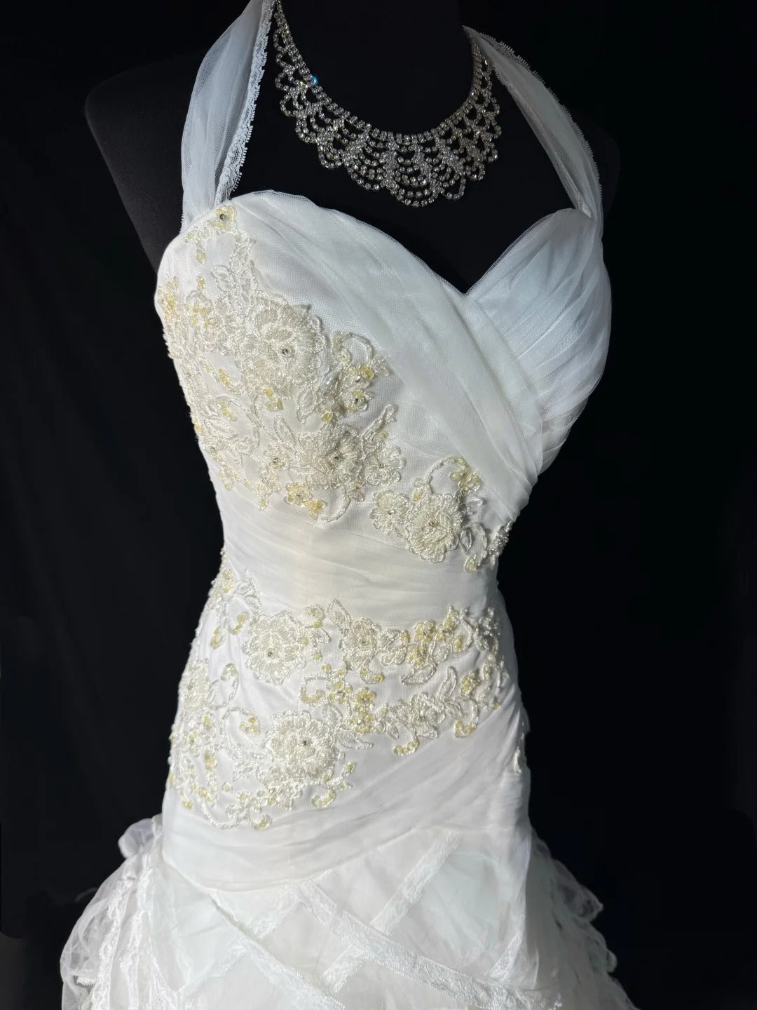 Zeitlose lange Brautkleider im Stil der 70er Jahre: Elegante Neckholderkleider im Meerjungfrauen- und Boho-Stil für die Braut mit tailliertem, plissiertem Stufenkleid AS055