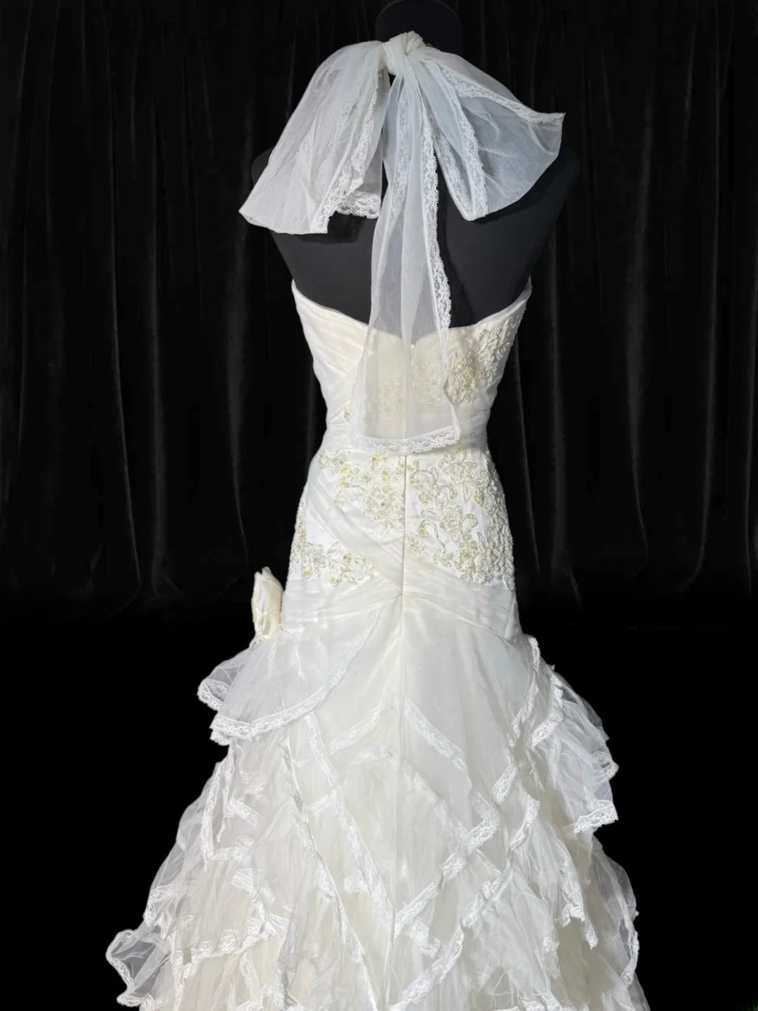 Zeitlose lange Brautkleider im Stil der 70er Jahre: Elegante Neckholderkleider im Meerjungfrauen- und Boho-Stil für die Braut mit tailliertem, plissiertem Stufenkleid AS055
