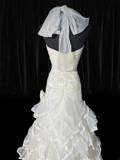 Zeitlose lange Brautkleider im Stil der 70er Jahre: Elegante Neckholderkleider im Meerjungfrauen- und Boho-Stil für die Braut mit tailliertem, plissiertem Stufenkleid AS055