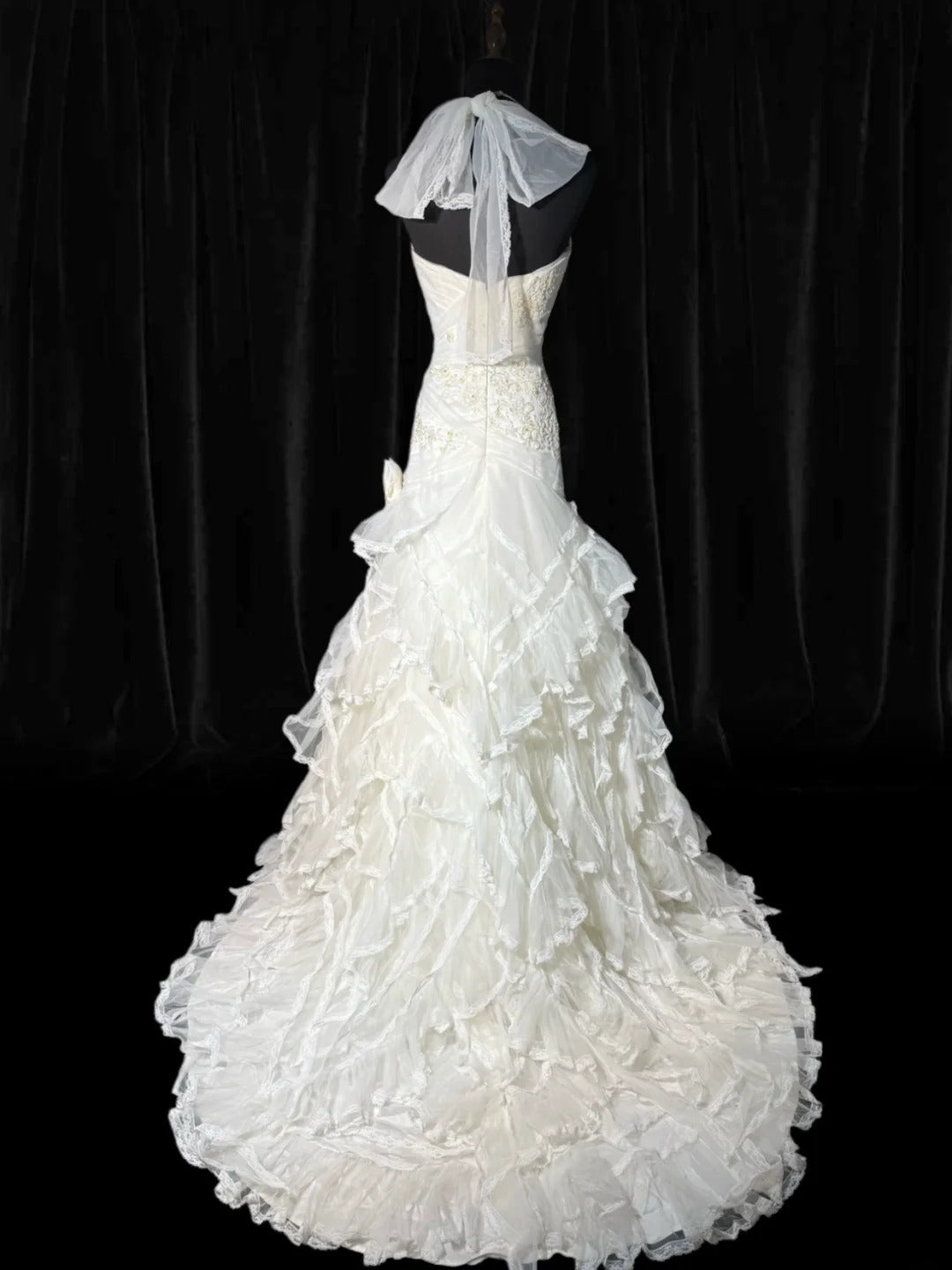 Zeitlose lange Brautkleider im Stil der 70er Jahre: Elegante Neckholderkleider im Meerjungfrauen- und Boho-Stil für die Braut mit tailliertem, plissiertem Stufenkleid AS055