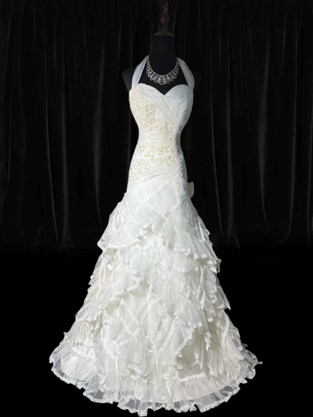 Zeitlose lange Brautkleider im Stil der 70er Jahre: Elegante Neckholderkleider im Meerjungfrauen- und Boho-Stil für die Braut mit tailliertem, plissiertem Stufenkleid AS055