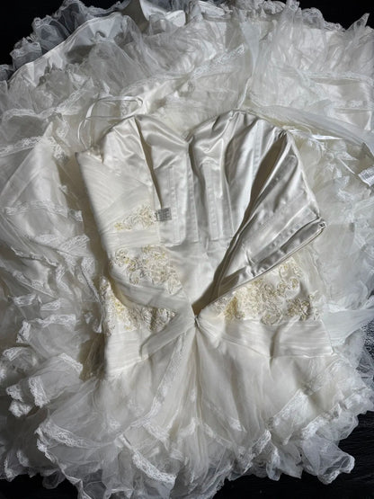 Zeitlose lange Brautkleider im Stil der 70er Jahre: Elegante Neckholderkleider im Meerjungfrauen- und Boho-Stil für die Braut mit tailliertem, plissiertem Stufenkleid AS055