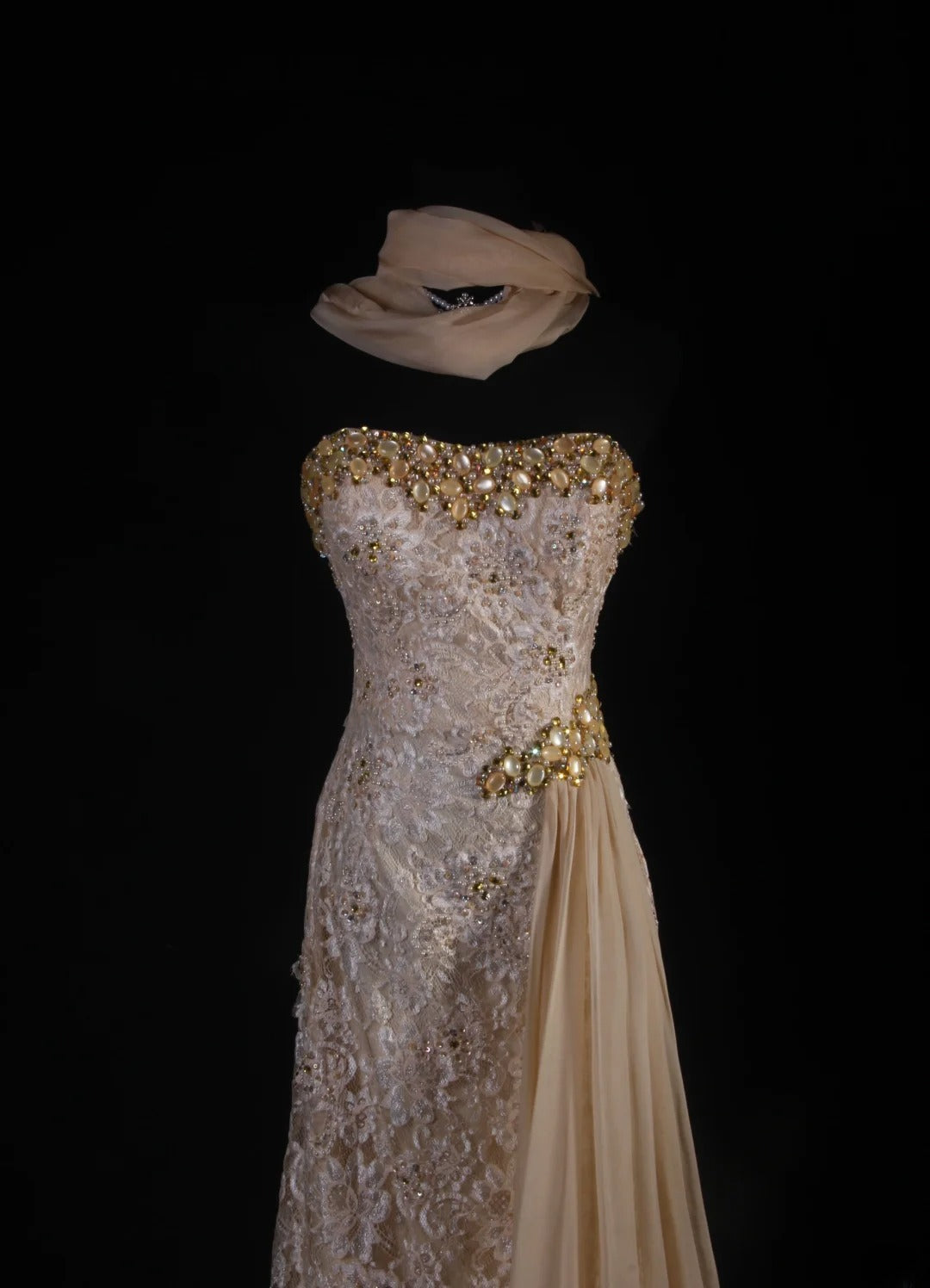 Robe de soirée longue vintage sirène à décolleté cœur en dentelle champagne avec foulard et perles dorées, style rétro chic années 1950, idéale pour un anniversaire, un dîner ou un bal de promo (AS056)