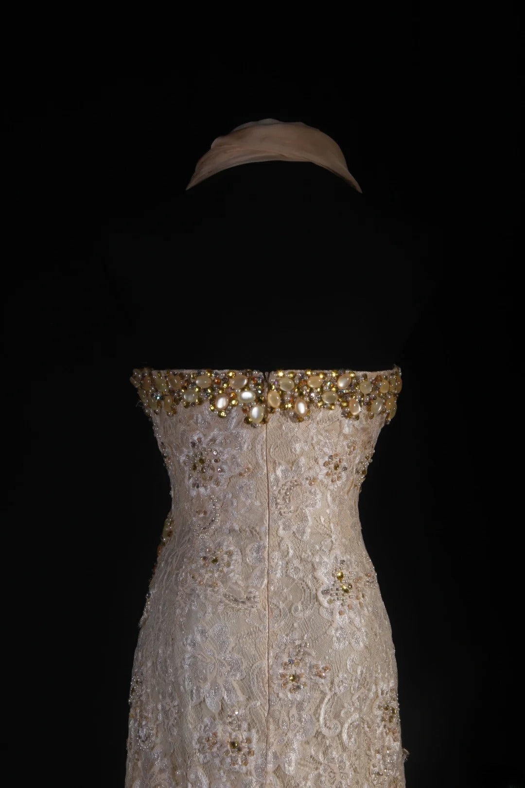 Robe de soirée longue vintage sirène à décolleté cœur en dentelle champagne avec foulard et perles dorées, style rétro chic années 1950, idéale pour un anniversaire, un dîner ou un bal de promo (AS056)