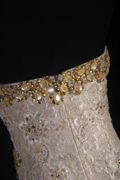 Robe de soirée longue vintage sirène à décolleté cœur en dentelle champagne avec foulard et perles dorées, style rétro chic années 1950, idéale pour un anniversaire, un dîner ou un bal de promo (AS056)