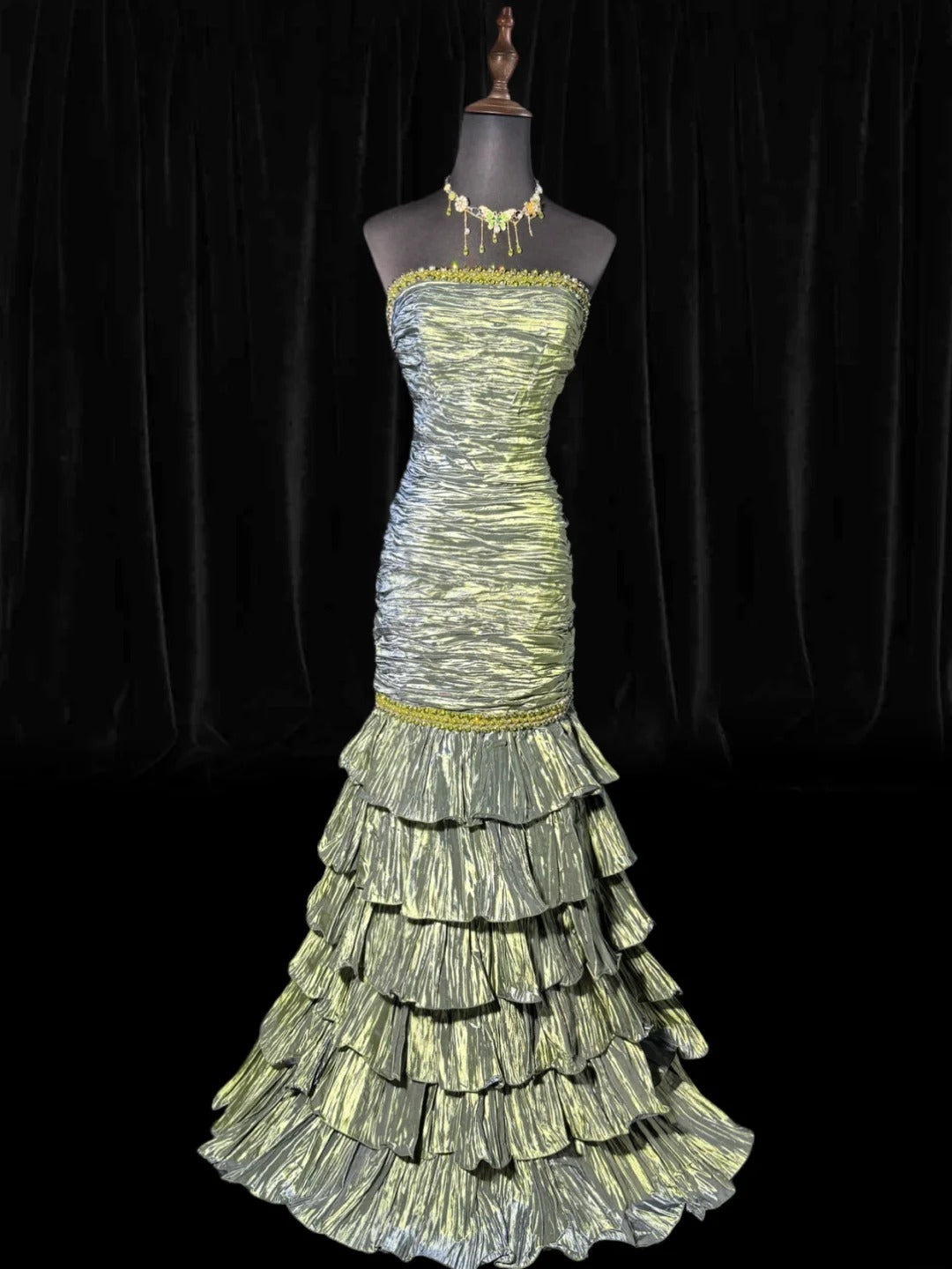 Elegantes, ärmelloses, trägerloses Meerjungfrauen-Abendkleid aus grünem Taft mit Perlenbesatz und Stufenrock, lang, formell, elegant, perfekt für Dinnerpartys (AS057)