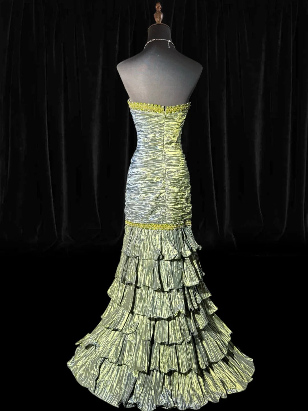 Elegantes, ärmelloses, trägerloses Meerjungfrauen-Abendkleid aus grünem Taft mit Perlenbesatz und Stufenrock, lang, formell, elegant, perfekt für Dinnerpartys (AS057)